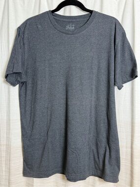 🌵 2 for $10
Fresh Clean Tees | Heathered Charcoal Crewneck T-Shirt | L